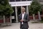 Mattias Tesfaye foran en bygning