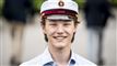 mand med studenterhue smiler 