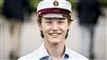 mand med studenterhue smiler 