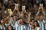 spillere løfter trofæ