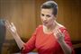 Mette Frederiksen gestikulerer 