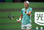 tennisspiller i aktion på banen