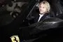 Felix Smith i en sort Ferrari