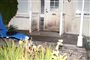 Resterne af en brand ved en hoveddør