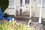 Resterne af en brand ved en hoveddør