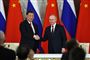 Vladimir Putin tykker hånd med Xi Jinping