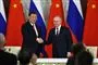 Vladimir Putin tykker hånd med Xi Jinping
