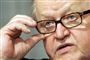 Martti Ahtisaari holder på sine briller