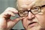 Martti Ahtisaari holder på sine briller