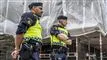 to politimænd i uniform
