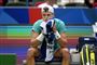Holger Rune sidder ved tennisbanen
