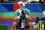 Holger Rune sidder ved tennisbanen