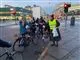 person deler reflekser ud til cyklister