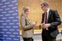 Troels Lund Poulsen med en kvinde