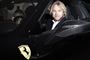 Felix Smith i en sort Ferrari