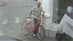 en mand trækker en cykel