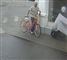 en skaldet mand med en cykel