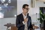 Mand taler i mikrofon