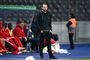 en mand ved en trænerbænk