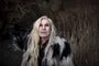 Portræt af Sanne Salomonsen i en kæmpe hvis og sort jakke.
