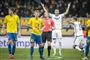 Fodboldspillere og dommer på banen