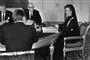 Sorthvidt billede af dronning Margrethe ved et bord
