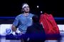 En slukøret Stefanos Tsitsipas måtte tidligt opgive at gennemføre kampen mod danske Holger Rune.