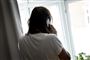 en person snakker i mobiltelefon