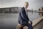mand sidder ved havnefront