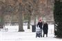 folk med barnevogn i sneeen