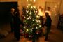 Folk der danser om juletræet
