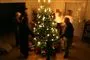 Folk der danser om juletræet