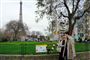 folk går forbi blomster i Paris