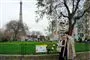 folk går forbi blomster i Paris