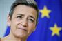 Margrethe Vestager ved et EU flag.