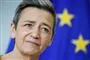 Margrethe Vestager ved et EU flag.