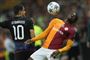 Galatasarays Wilfried Zaha (til højre) og FC Københavns Mohamed Elyounoussi ses her i kamp om bolden til det første indbyrdes møde i Champions League tilbage i september. Tirsdag mødes de to hold i Parken i København.