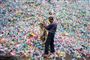 Mand ved dynge af plastik