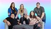 fede folk i en sofa