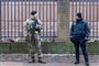 En soldat foran synagogen