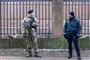 En soldat foran synagogen