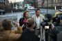 Dennis Knudsen og hans advokat og en masse pressefolk foran retten