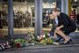 to personer lægger blomster