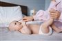 en baby på et puslebord