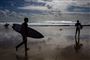 Surfere på strand