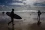 Surfere på strand