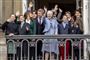 den royale familie på en balkon