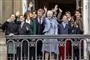 den royale familie på en balkon