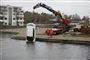 Kranvogn haler bil op fra kanal