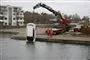 Kranvogn haler bil op fra kanal